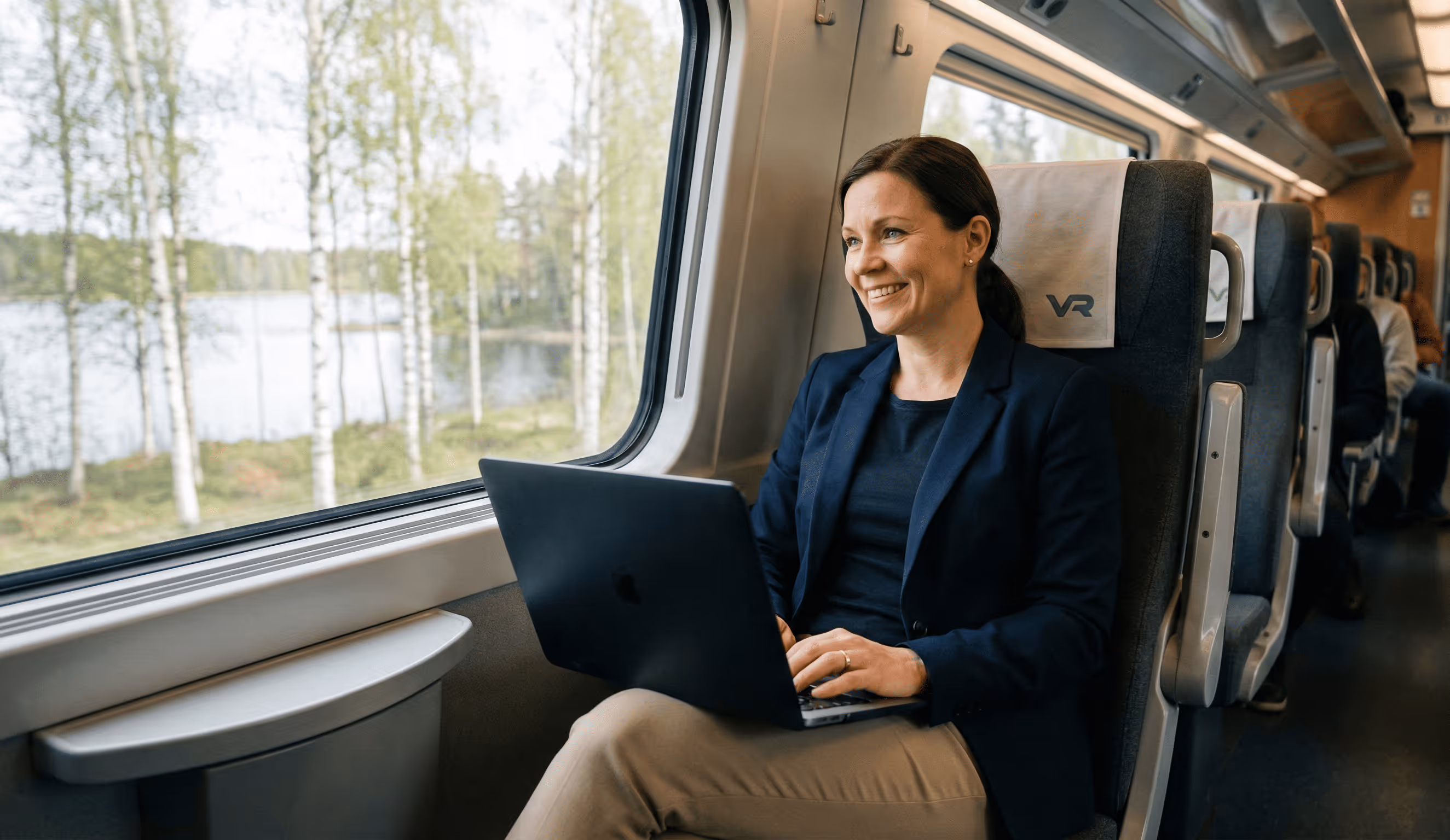Nainen tietokoneella VR-junassa läppärillä