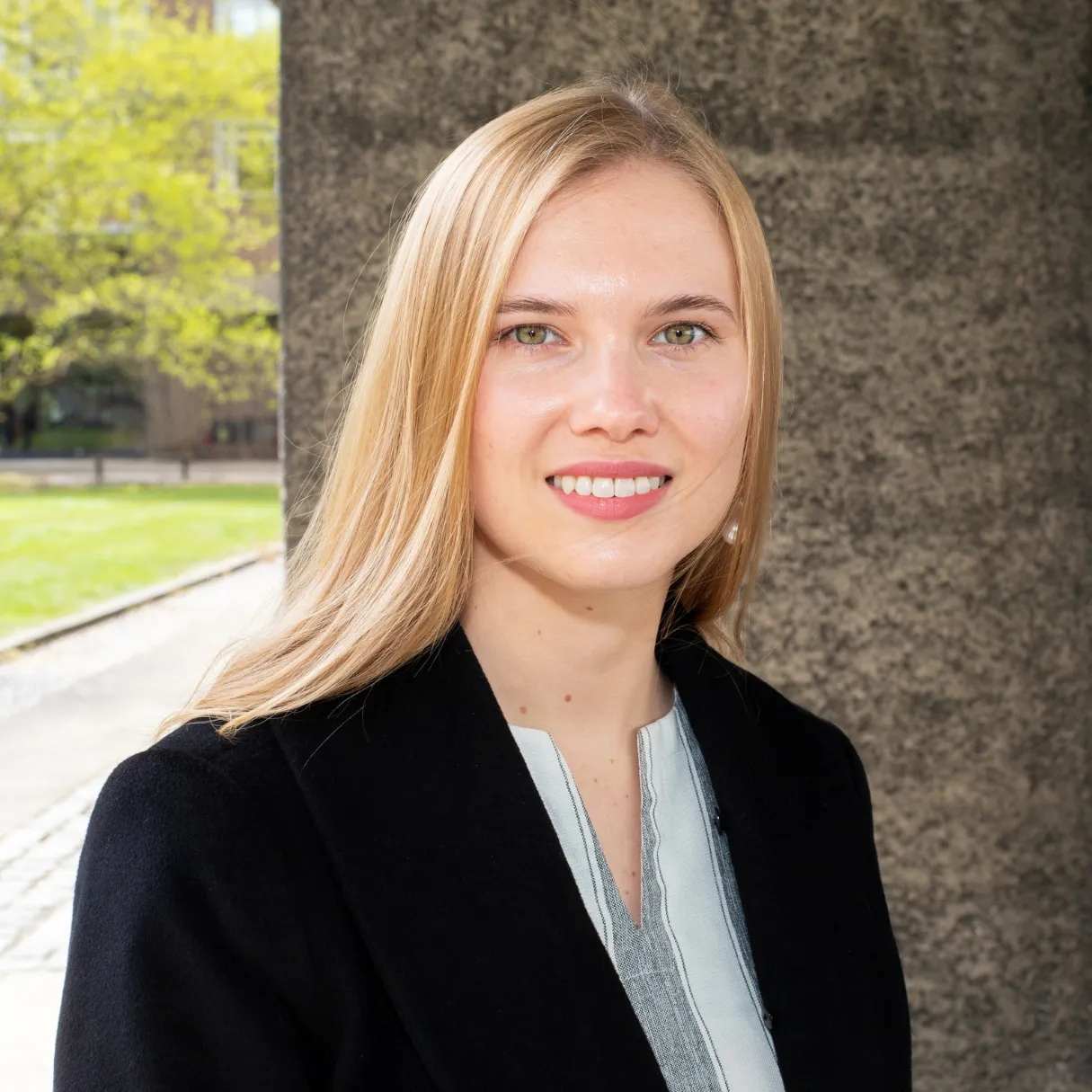 Dr Holli Sargeant