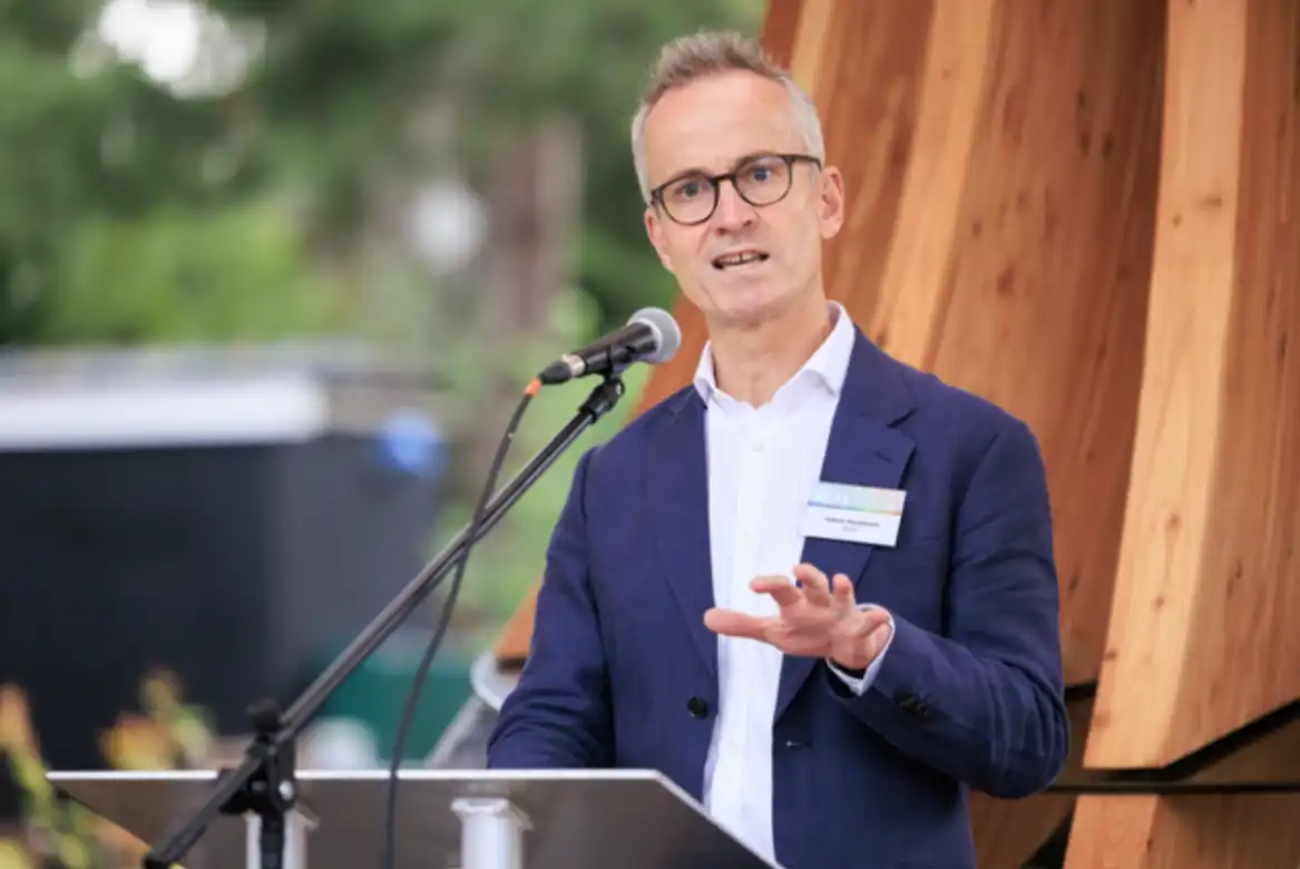 Professor Gideon Henderson gives a lecture at a podium