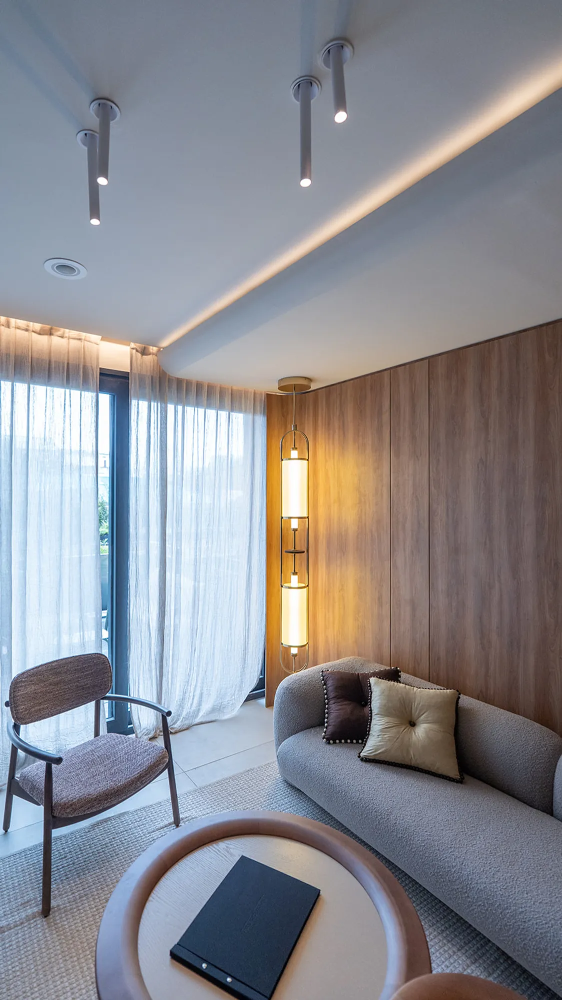 Casa FOA 2026, living con aplique vertical y spots de techo