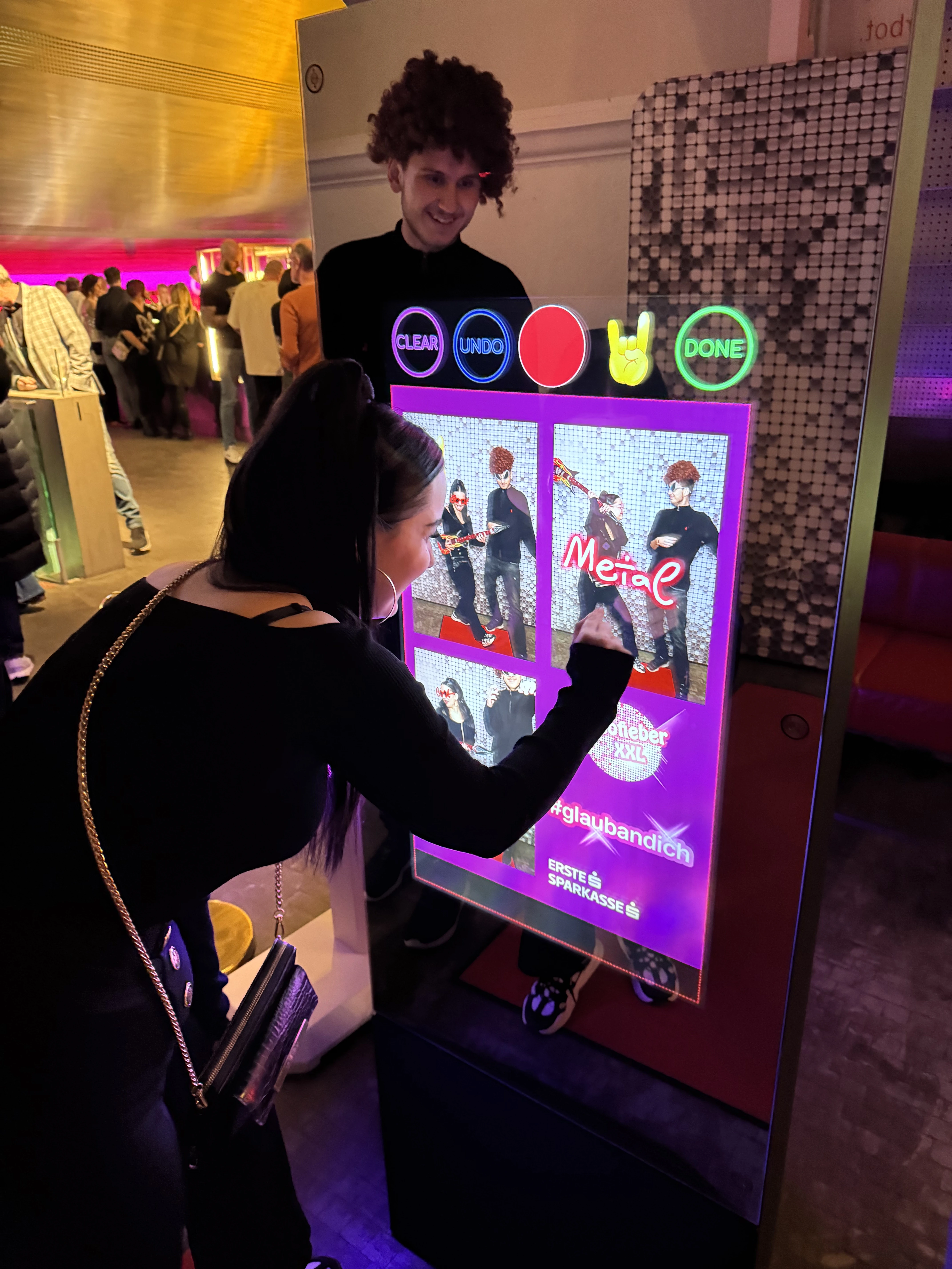 Gast schreibt eine Nachricht auf den Touchscreen des Magic Mirror