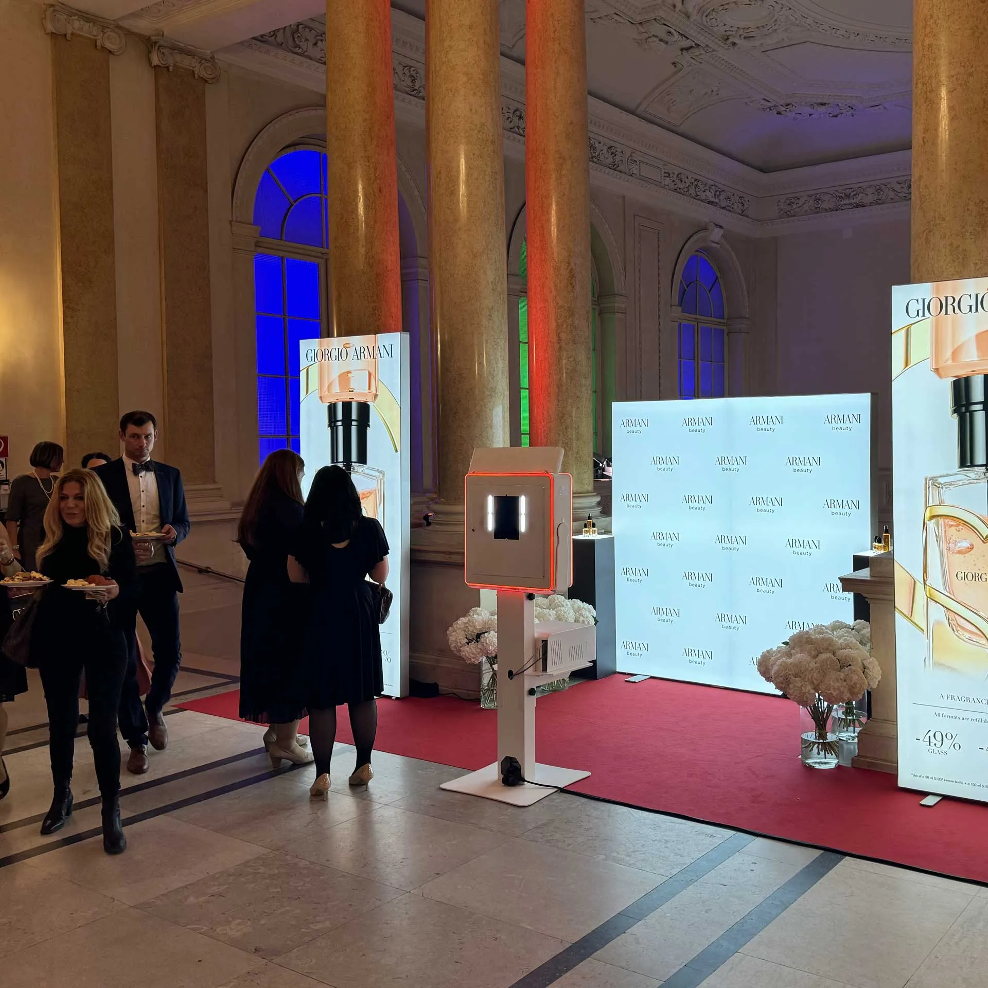 Fotobox bei einer Abendveranstaltung im Ballsaal, Gäste in Abendgarderobe