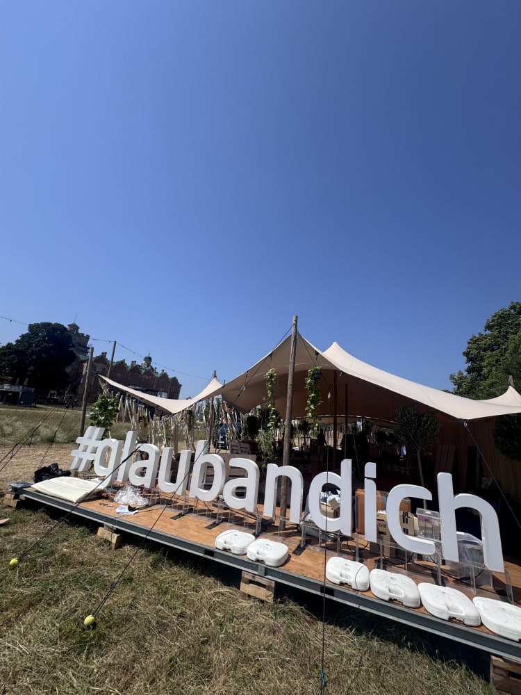 Paradies Garten Festival – Woodstock-Style Verwandlung im AI Magic Mirror Retro