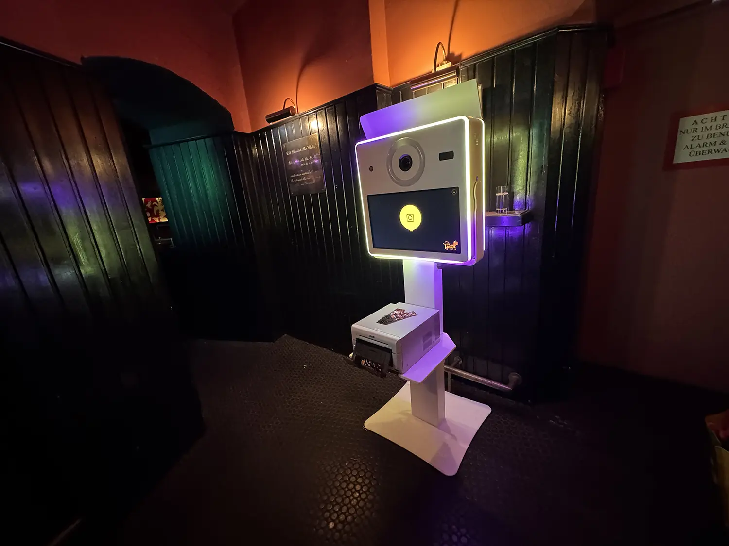 Fotobox Classic in stimmungsvoll beleuchtetem Innenraum