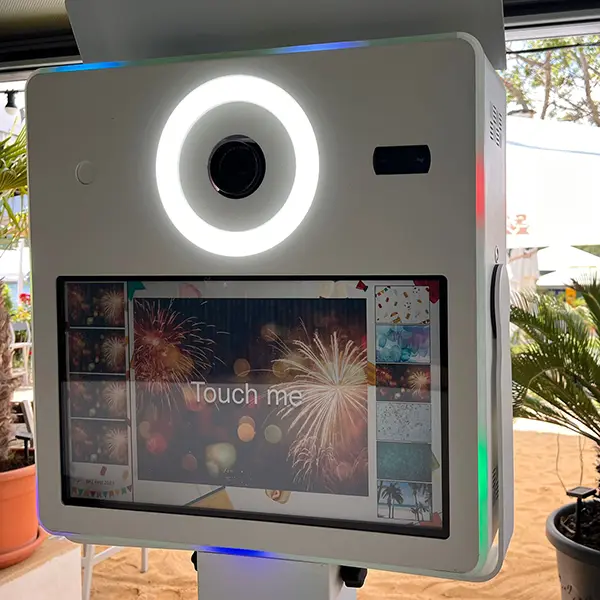 Gast startet die Aufnahme an der Fotobox Classic per Touchscreen