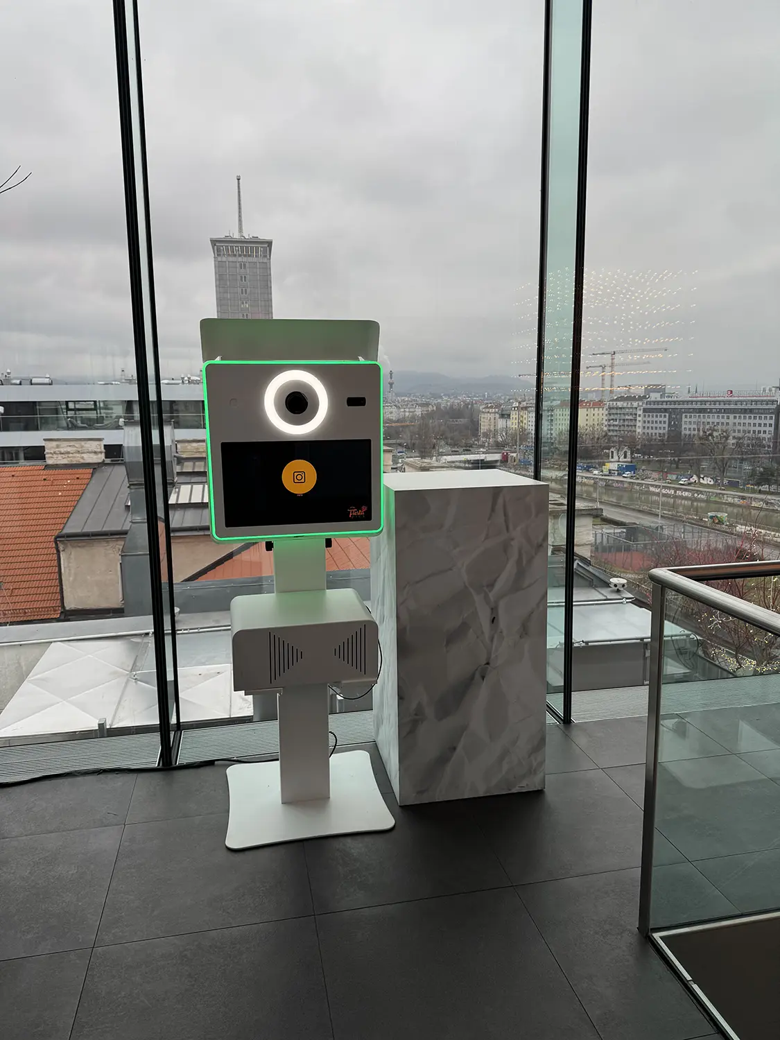 Fotobox Classic auf einer Dachterrasse mit Blick über Wien