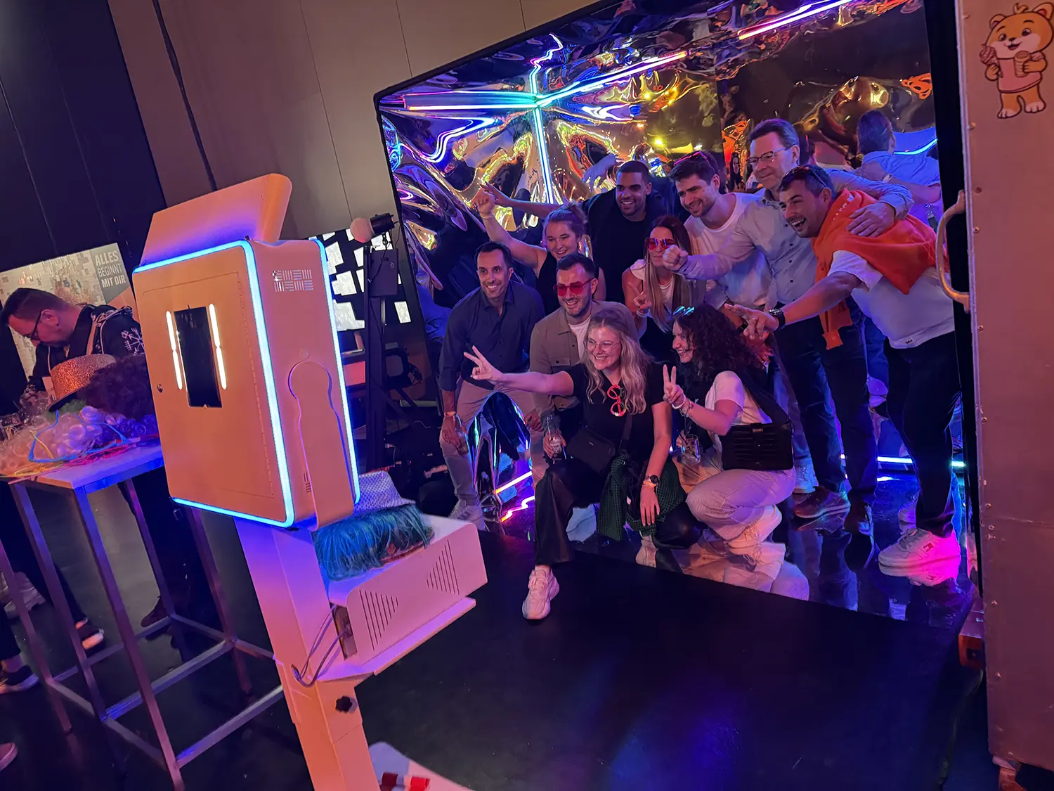 Jubelnde Gästegruppe vor der Fotobox Classic bei einer Partynacht