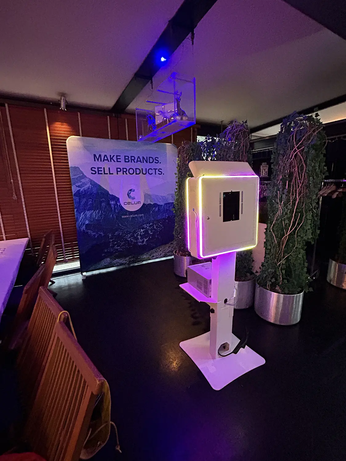 Fotobox Classic mit violetter Beleuchtung bei einem Markenevent