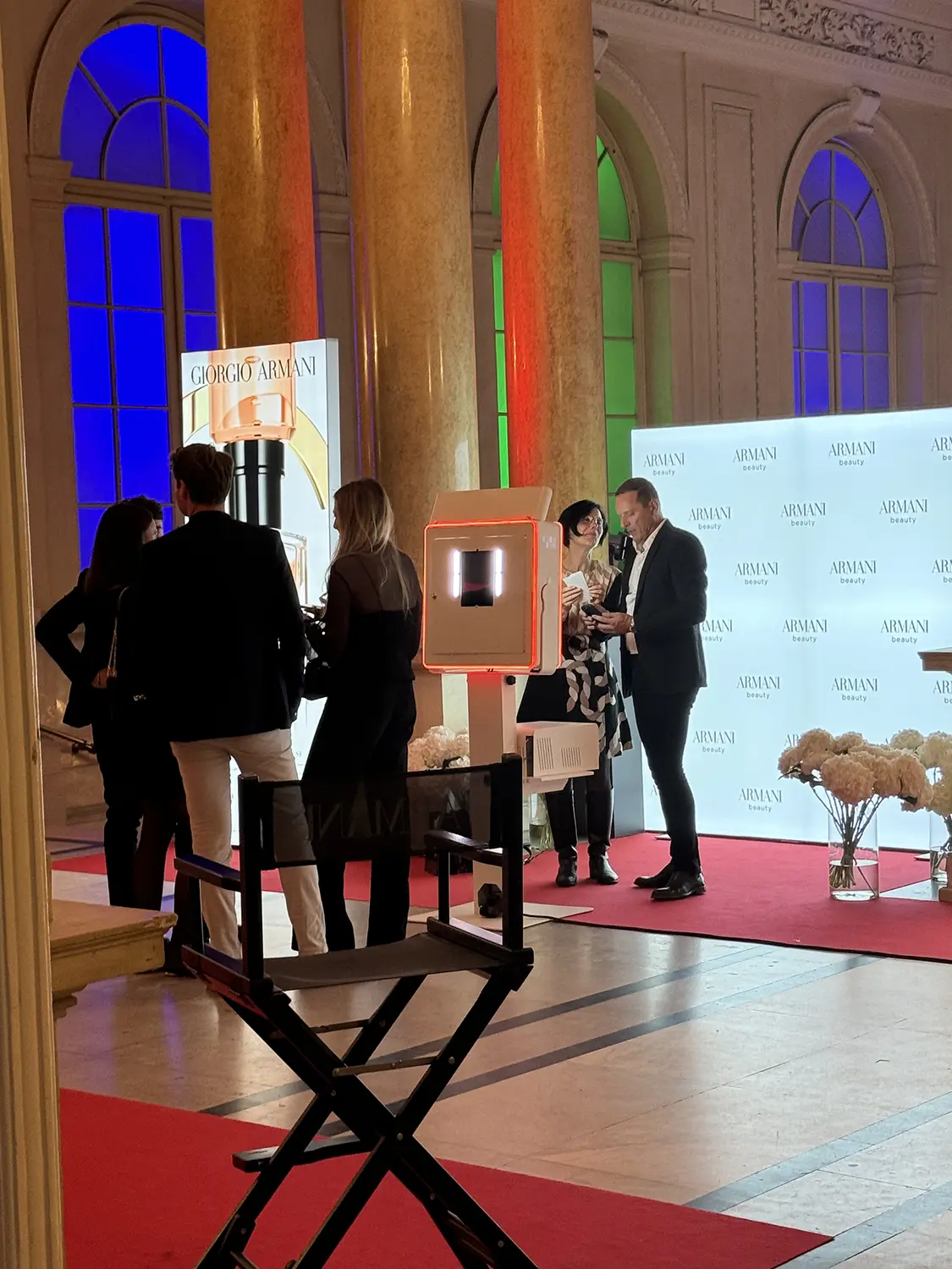 Gäste posieren vor der Step-and-Repeat-Wand bei einem Firmenevent