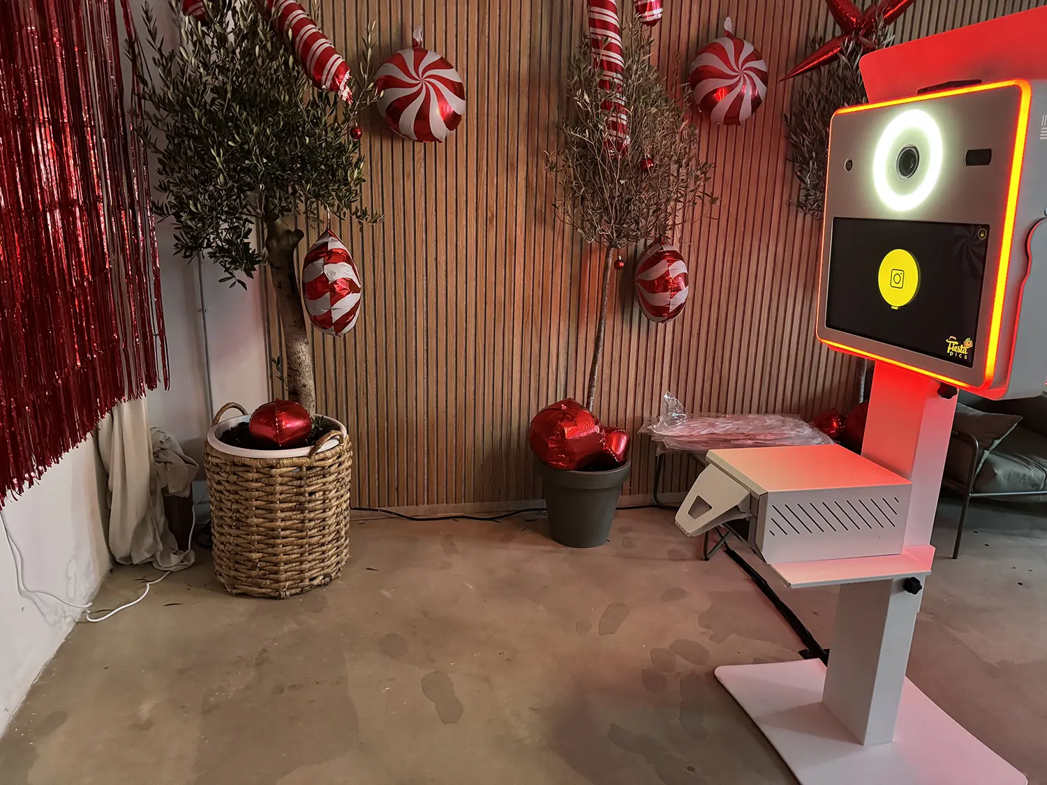 Fotobox Classic mit weihnachtlicher Deko aus Zuckerstangen und Christbäumchen