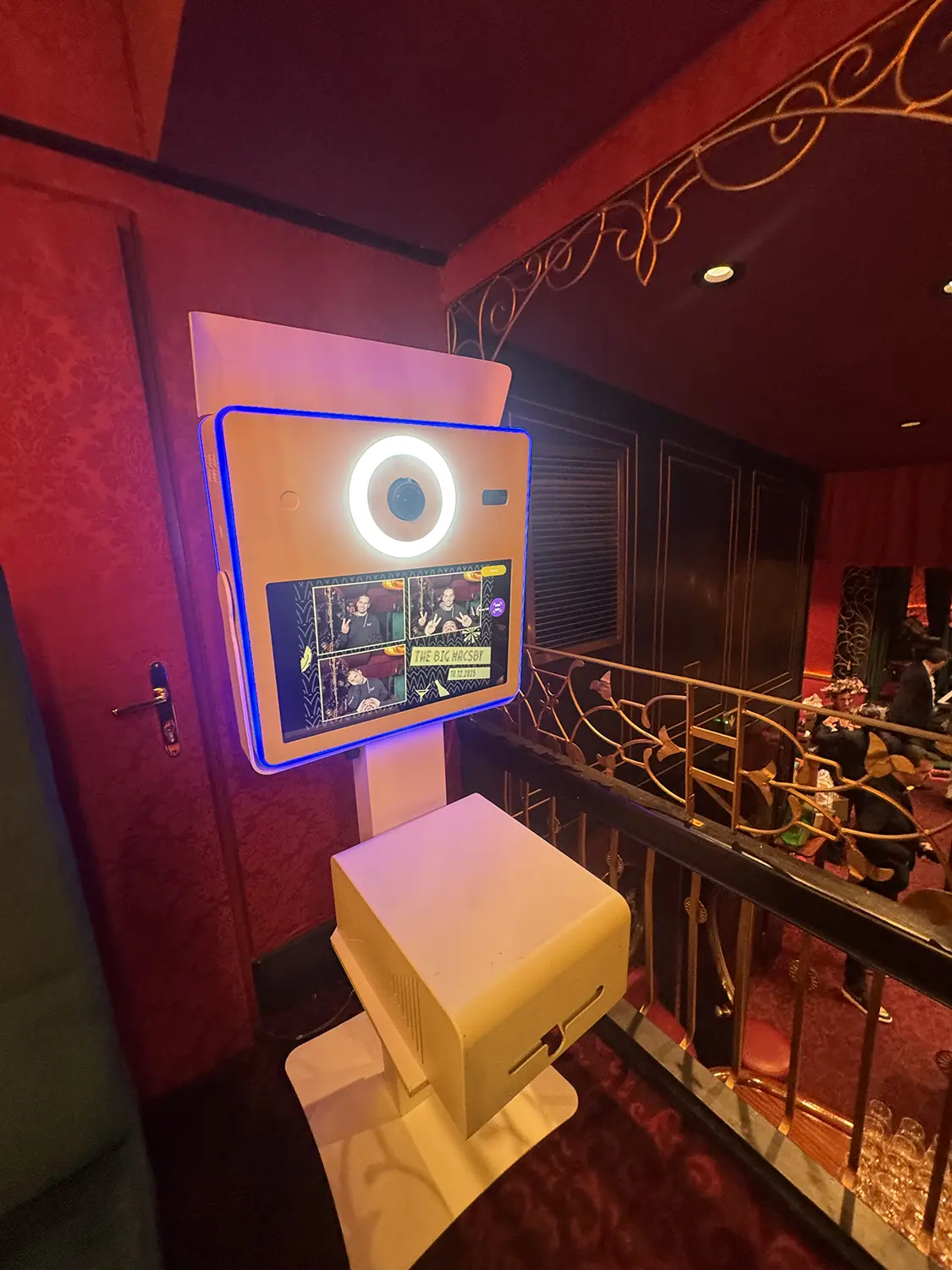 Fotobox Classic in rot beleuchtetem Ambiente mit Balustrade