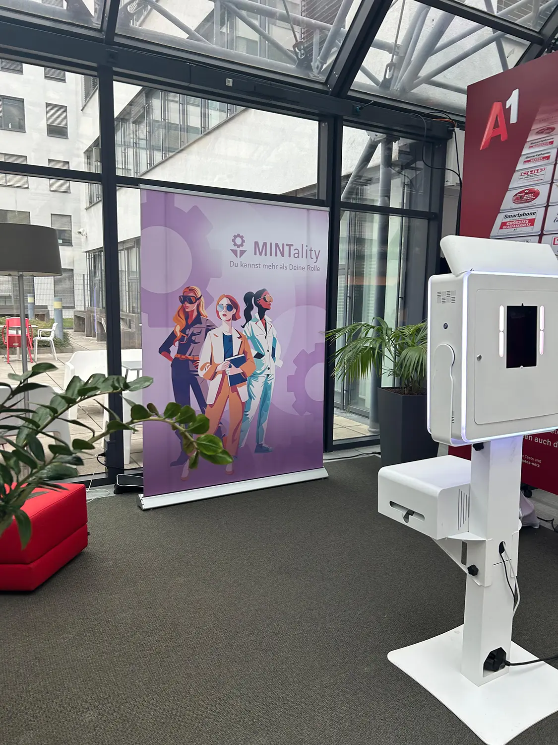 Fotobox Classic bei einer Firmenveranstaltung mit Messe-Rollup