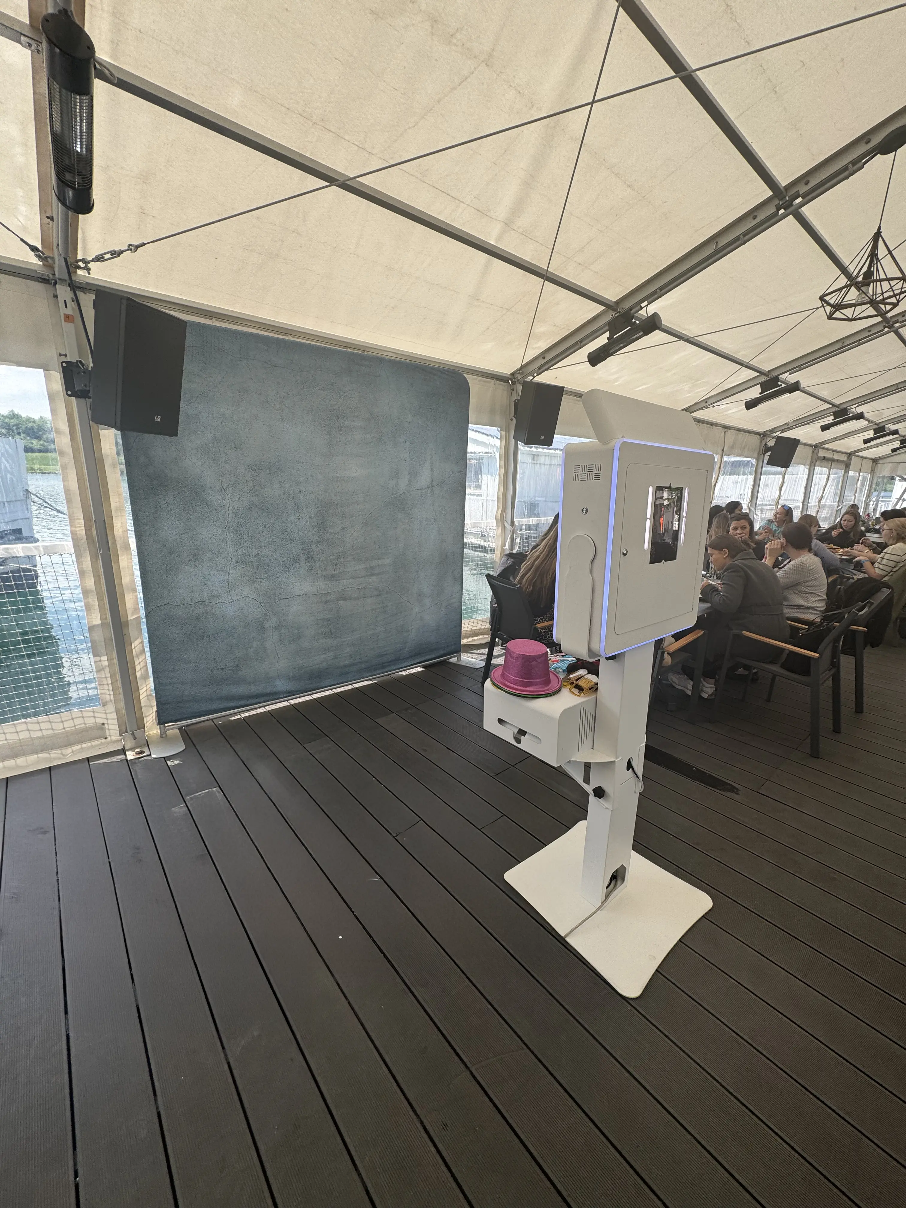 Fotobox Classic auf überdachter Eventterrasse bei Tageslicht
