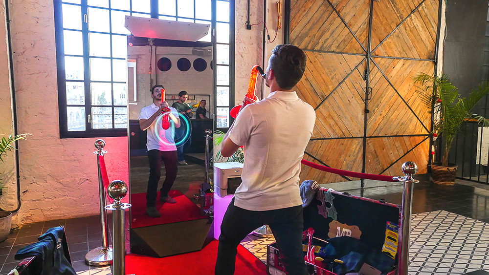 Gäste posieren vor dem Magic Mirror X in einer Industriehalle