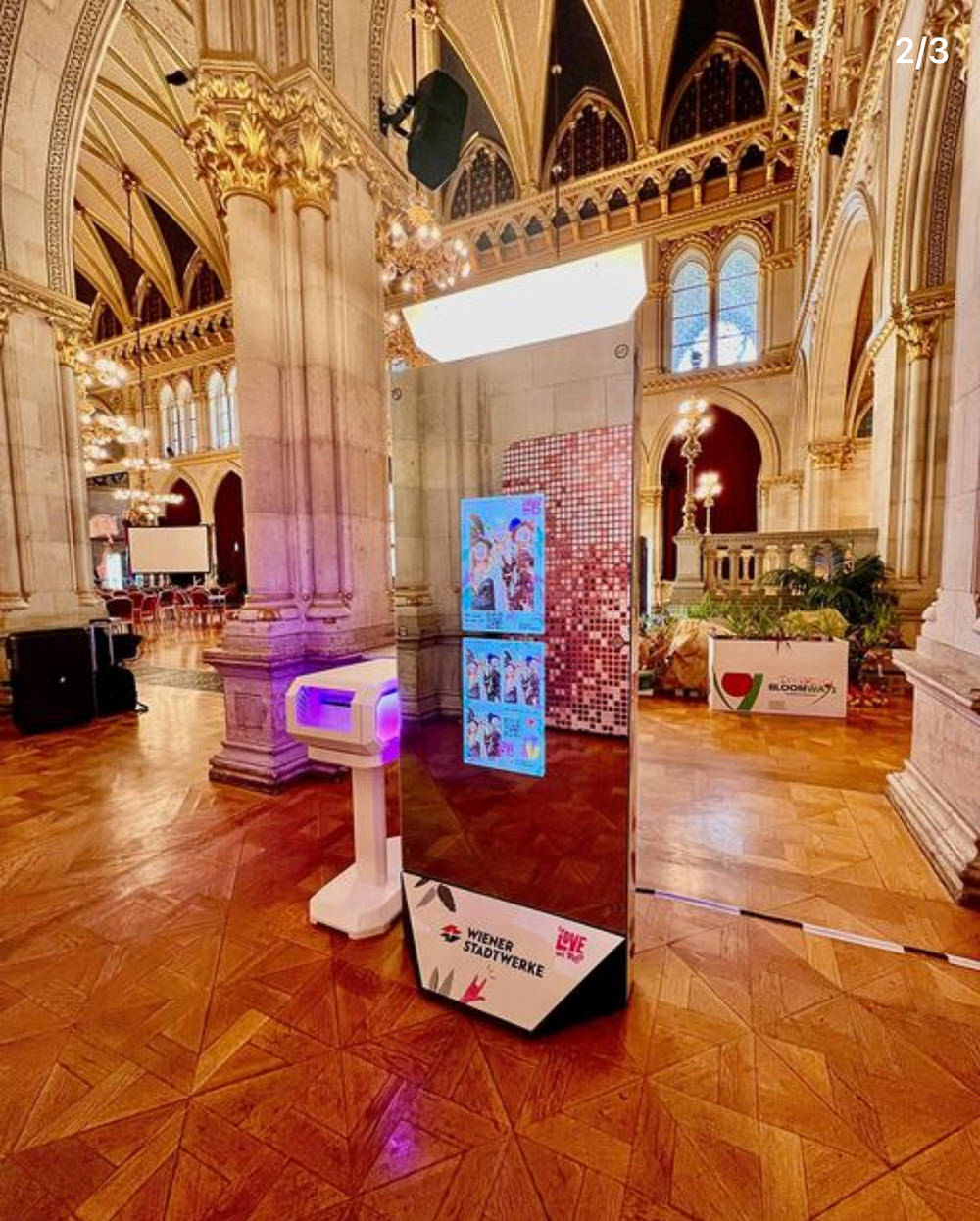 Magic Mirror X in einem historischen Saal mit Parkettboden