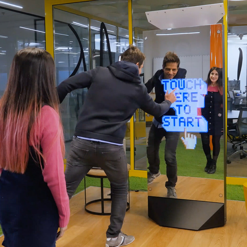 Gäste starten die Aufnahme am Magic Mirror X in einem Büro