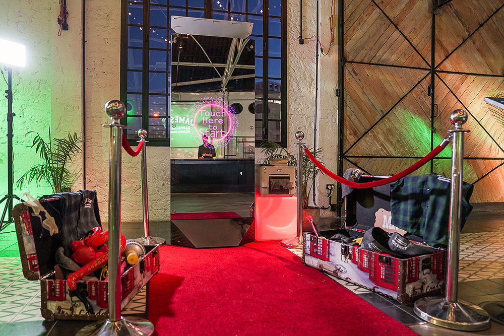 Magic Mirror X mit rotem Teppich und Absperrung in einer Industriehalle
