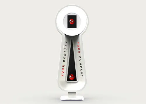 Videobooth mit individuellem Branding: Firmenlogo auf Säule und Bildschirm