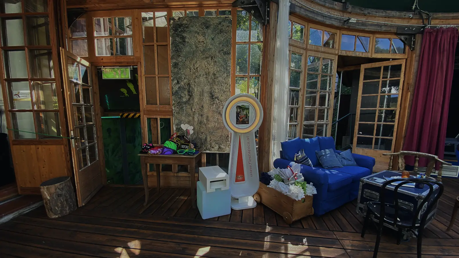 Videobooth in einem Wintergarten, daneben ein Tisch mit Verkleidungsutensilien