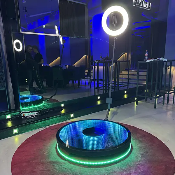 Illuminated ground spinner platform with ring light in a bar