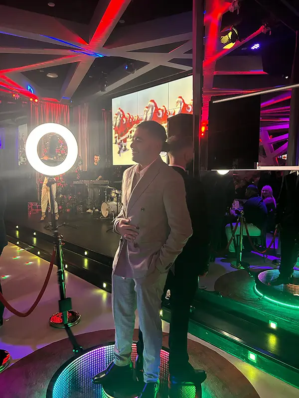 Guest on the ground spinner platform under red event lighting
