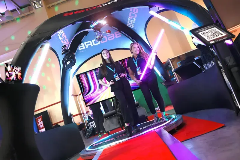 Gebrandeter 360° Videobooth mit rotem Teppich bei einem Event