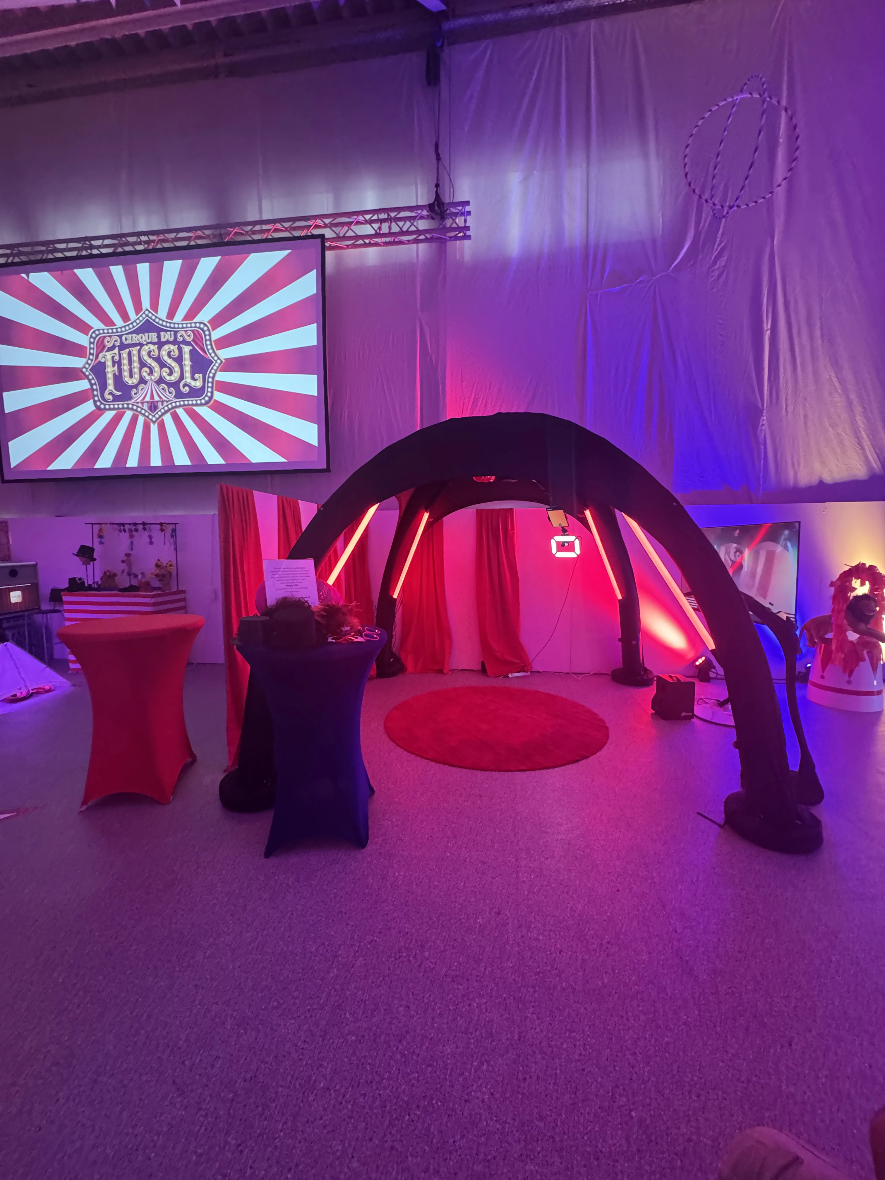 360° Videobooth in einem pink beleuchteten Eventraum