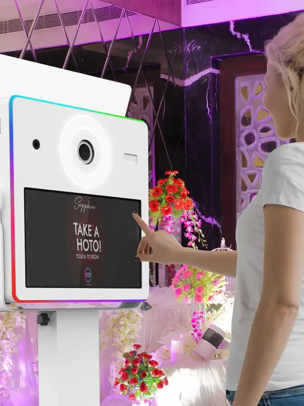 Fotobox mit Blumendeko und Take-a-Photo-Display bei einer Hochzeit
