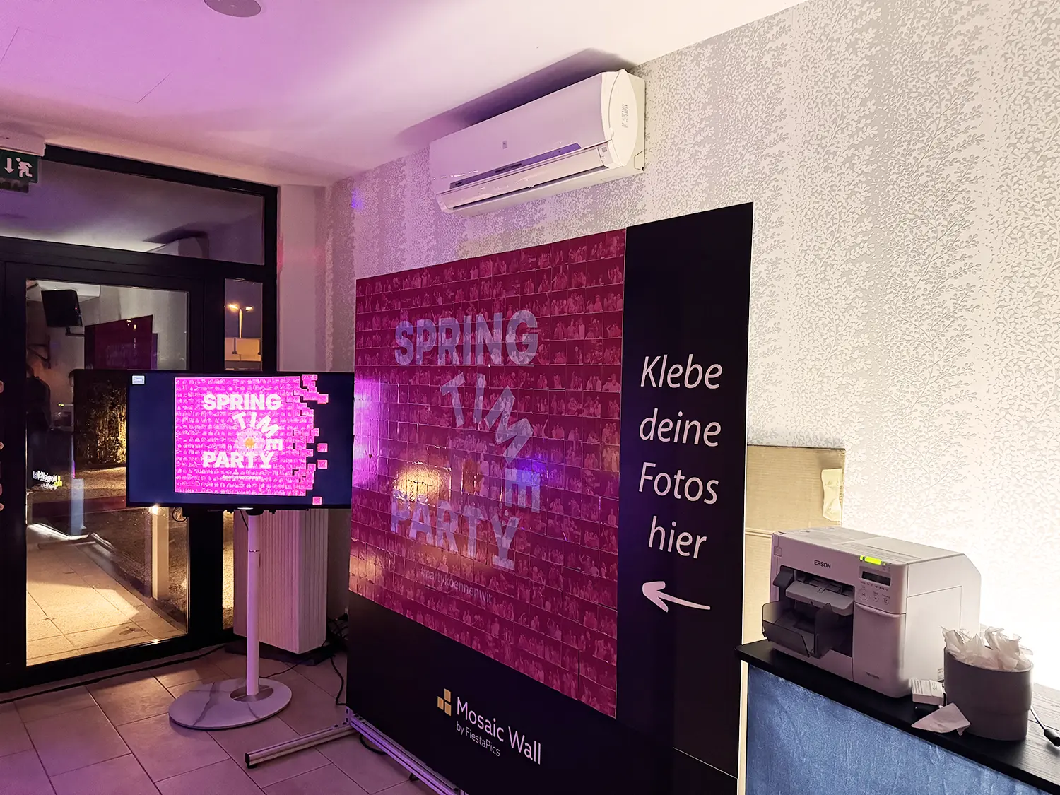 Pinke Mosaikwand mit Anleitung und Slideshow-Screen bei einer Firmenfeier