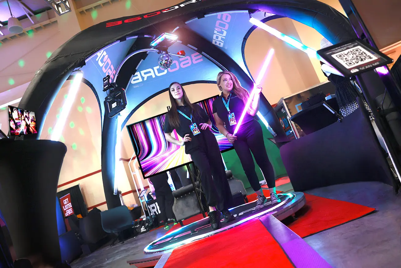 Gebrandeter 360° Videobooth mit rotem Teppich und Gästen