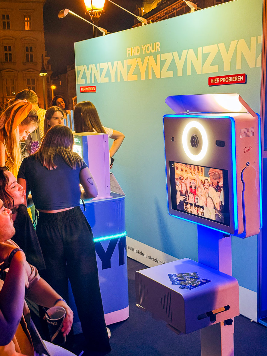 Guest at the branded photo booth with a ring light