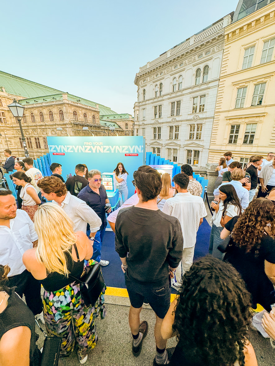 Guests waiting at the open air stand in front of the Vienna State Opera