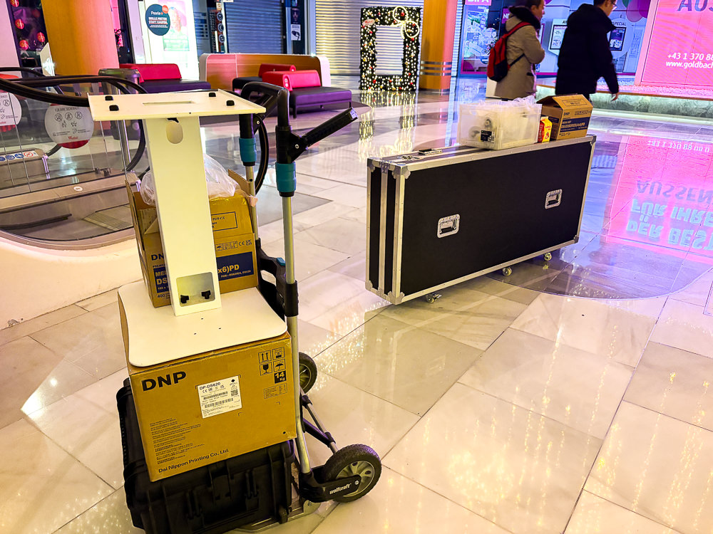 Transportwagen mit Drucker und Cases beim Aufbau im Einkaufszentrum