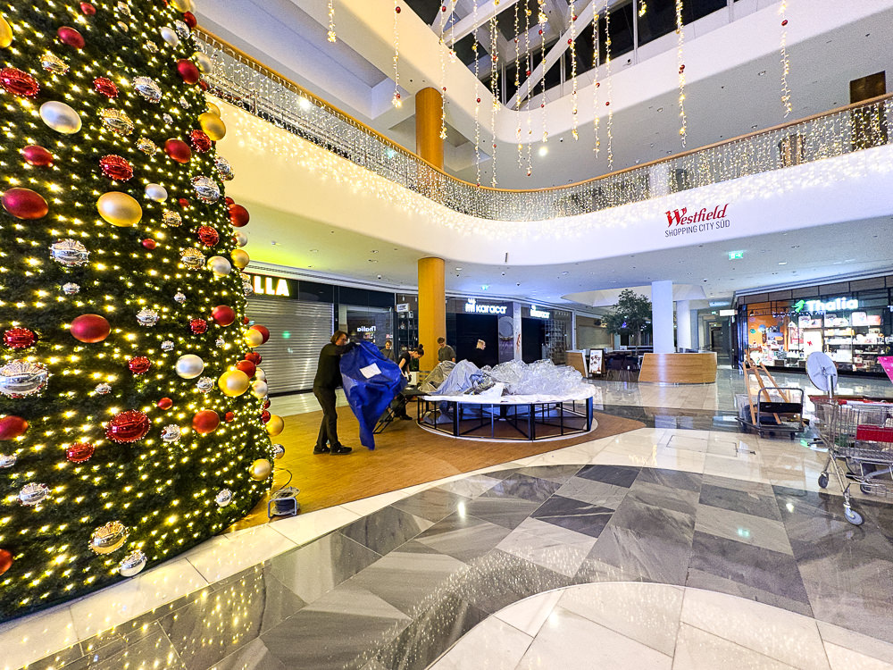 Weihnachtlich dekoriertes Einkaufszentrum mit großem Christbaum