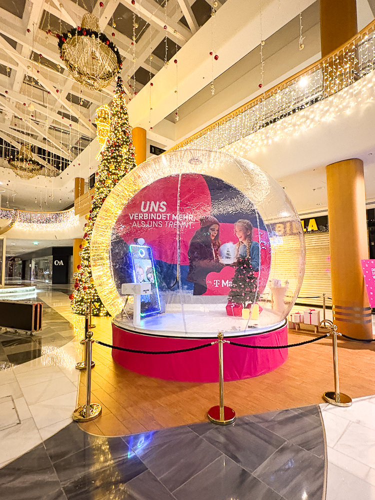Überdimensionale Schneekugel mit Fotospiegel im Einkaufszentrum