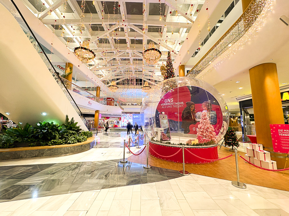 Weiter Blick durch die Mall auf die weihnachtliche Fotoaktion