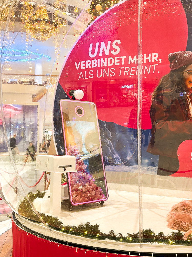 Schneekugel mit Magic iMirror und rotem Sponsorenbranding