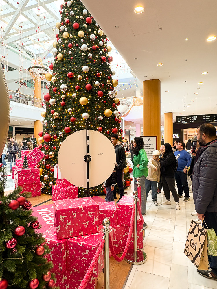 Christbaum mit Geschenken vor dem Magic iMirror im Einkaufszentrum