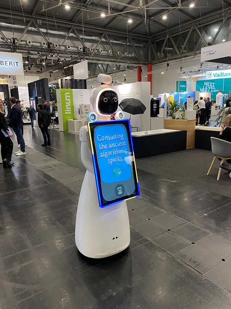 AI Fotobox Roboter LUNA auf einer Messe, am Bildschirm läuft gerade die KI-Berechnung