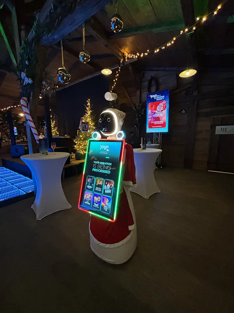 AI Fotobox Roboter LUNA im Weihnachtskostüm bei einer Weihnachtsfeier, am Bildschirm entsteht gerade ein KI-Bild