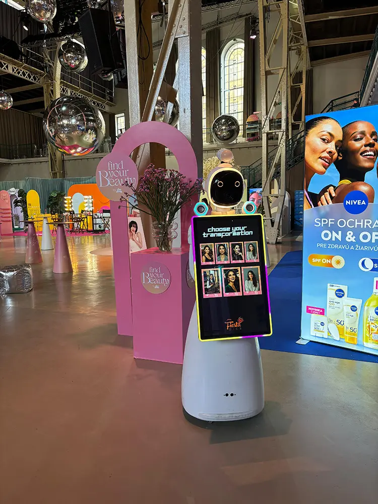 AI Fotobox Roboter LUNA an einem Messestand, am Bildschirm wählt eine Besucherin ihre KI-Verwandlung