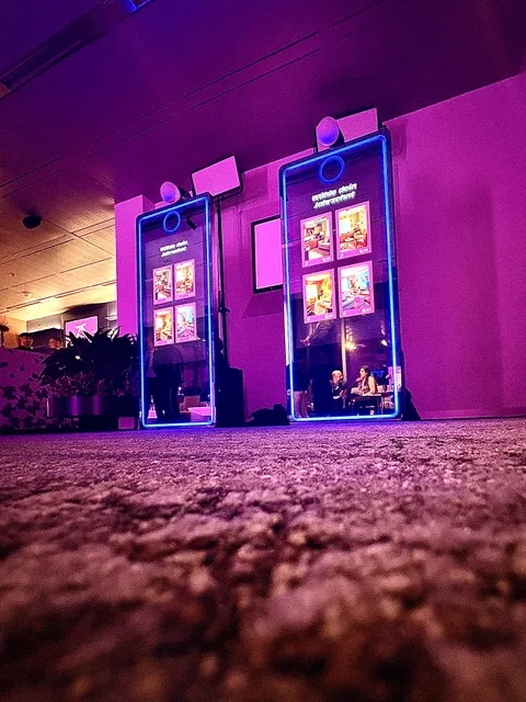 Zwei AI Magic Tower nebeneinander in einem violett beleuchteten Festsaal