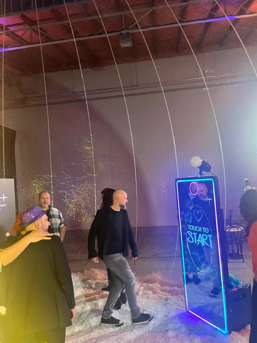 AI Magic Tower bei einer Firmenfeier mit Lichterhimmel und Kunstschnee