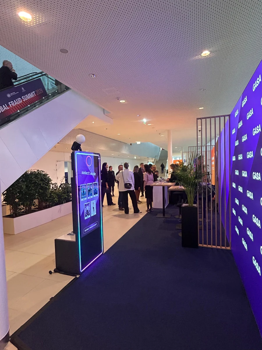 AI Magic Tower im Foyer eines Kongresszentrums mit blauem Teppich