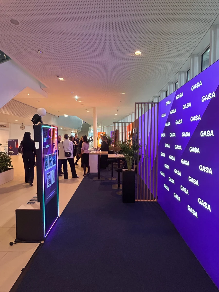 AI Magic Tower neben einer gebrandeten Fotowand auf einem Kongress