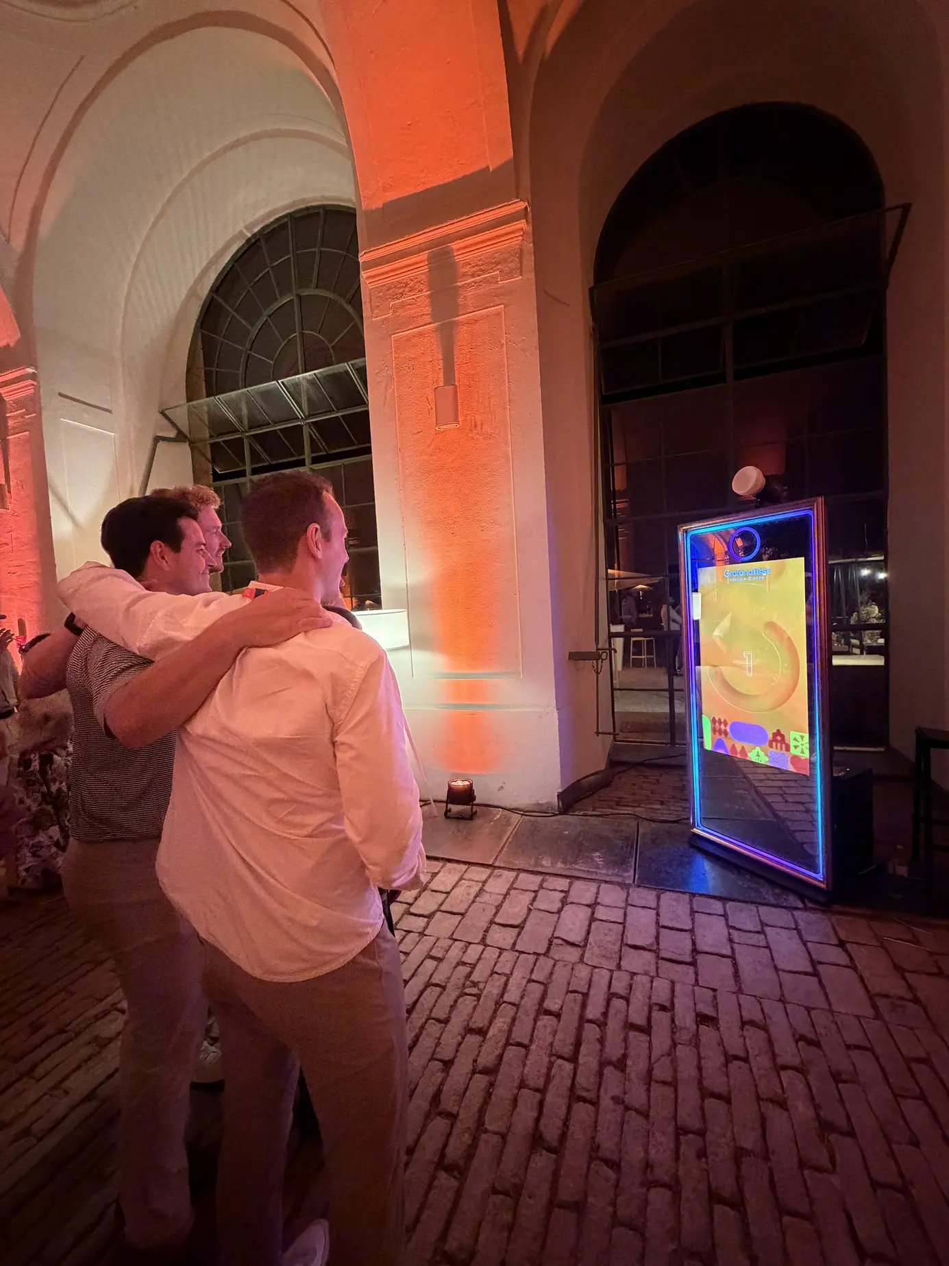 Drei Gäste posieren vor dem individuell umgebauten Retro Magic Tower beim Grafanafest von Pinerock in einem historischen Gewölbegang in Wien