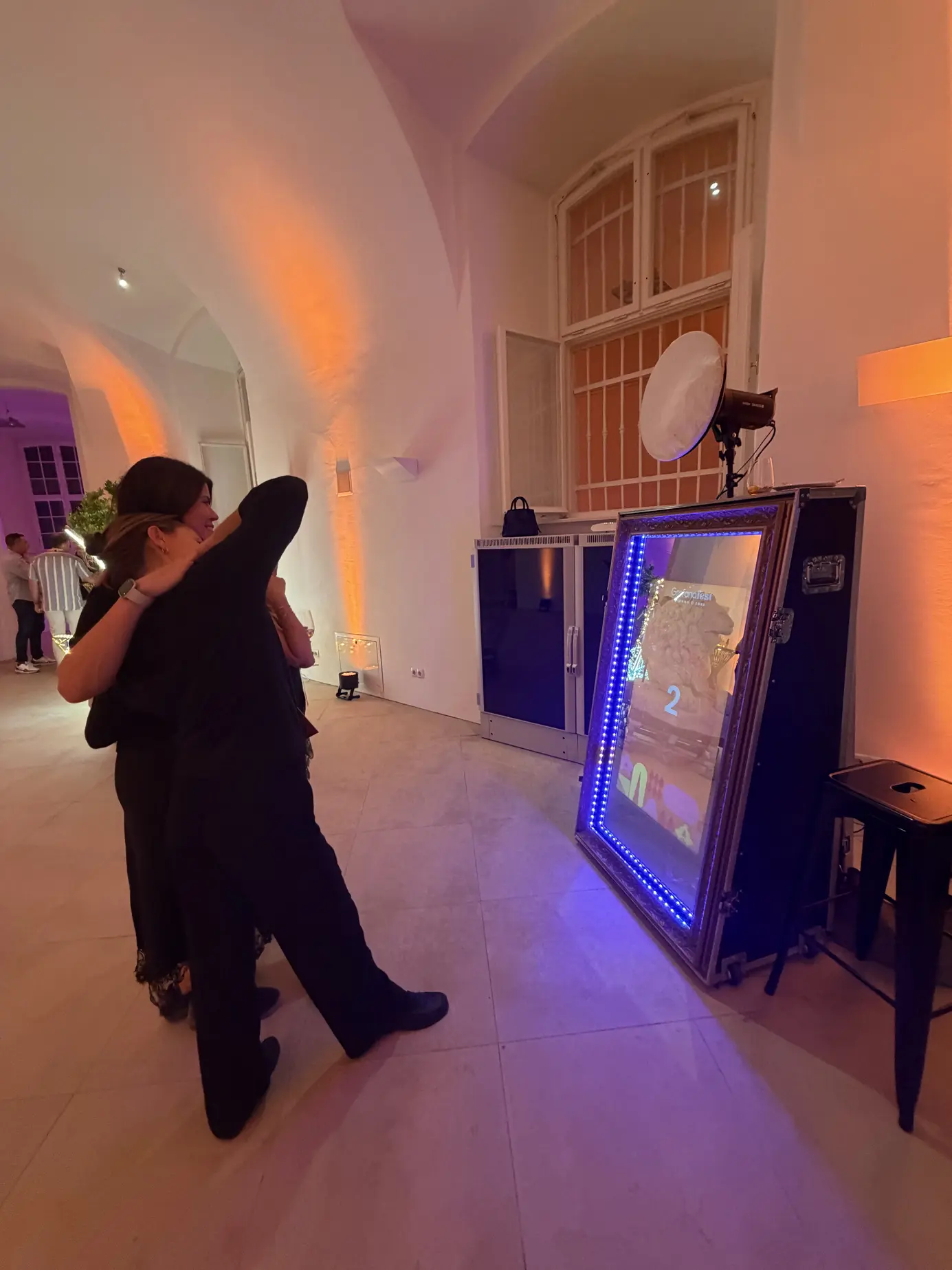 Zwei Gäste tanzen vor dem beleuchteten Magic Mirror Retro beim Grafanafest von Pinerock