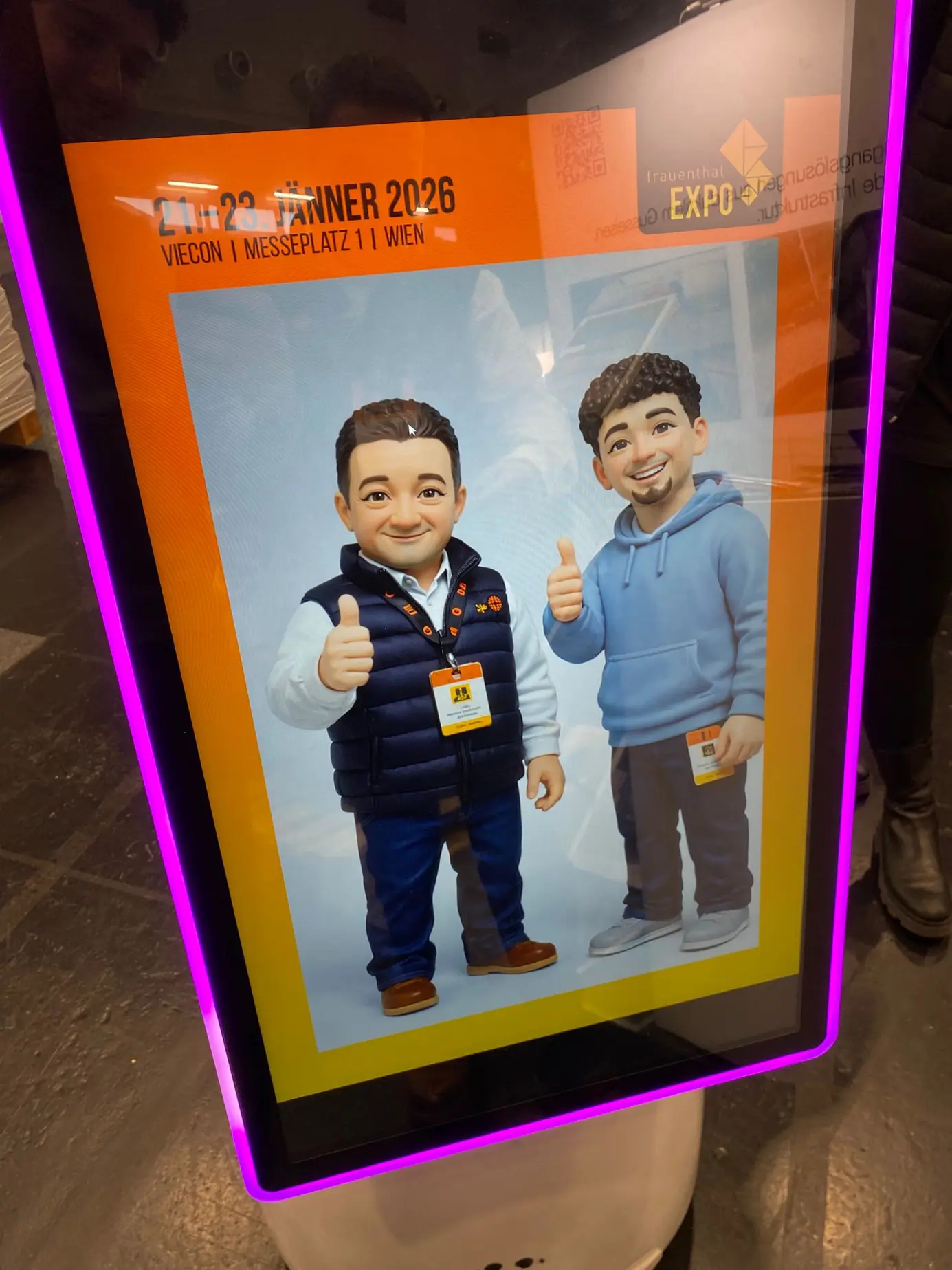 Messebesucher lassen sich vom AI Fotobox Roboter LUNA bei der Frauenthal EXPO 2026 fotografieren