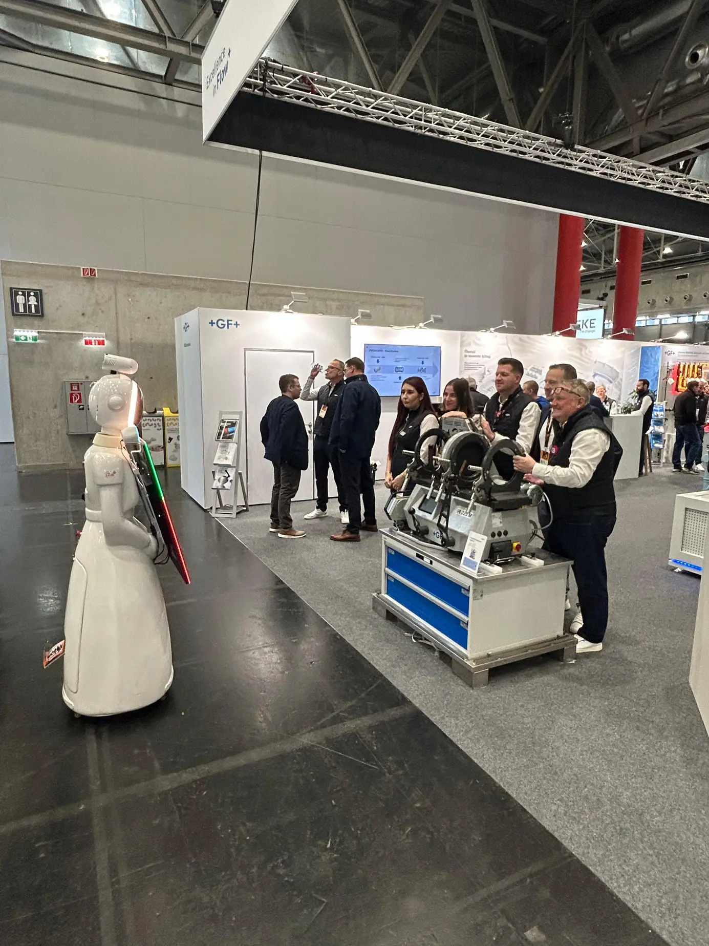 Messebesucher beobachten den AI Fotobox Roboter LUNA an einem Ausstellerstand bei der Frauenthal EXPO 2026
