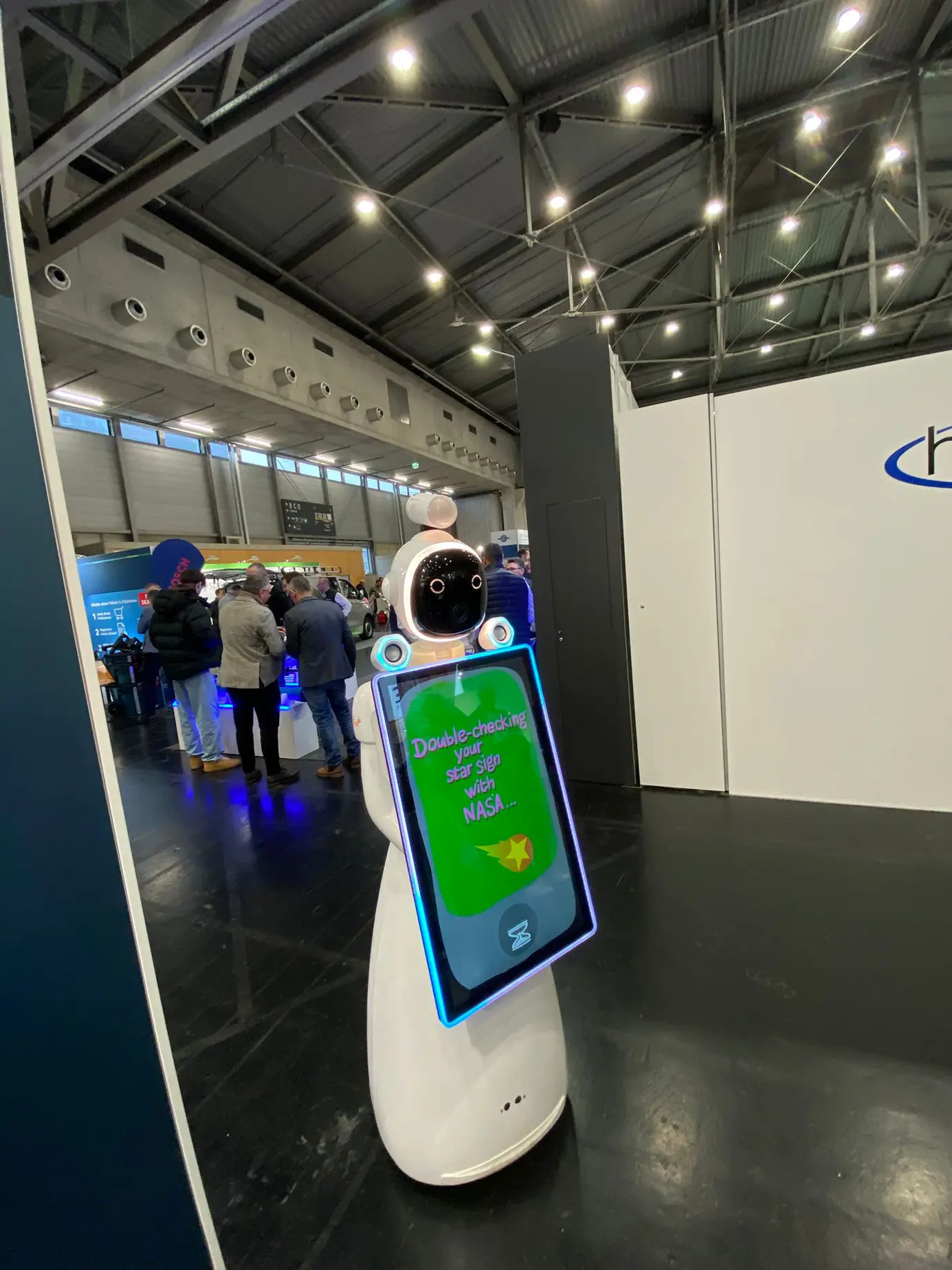 Der AI Fotobox Roboter LUNA zwischen den Ausstellerständen der Frauenthal EXPO 2026